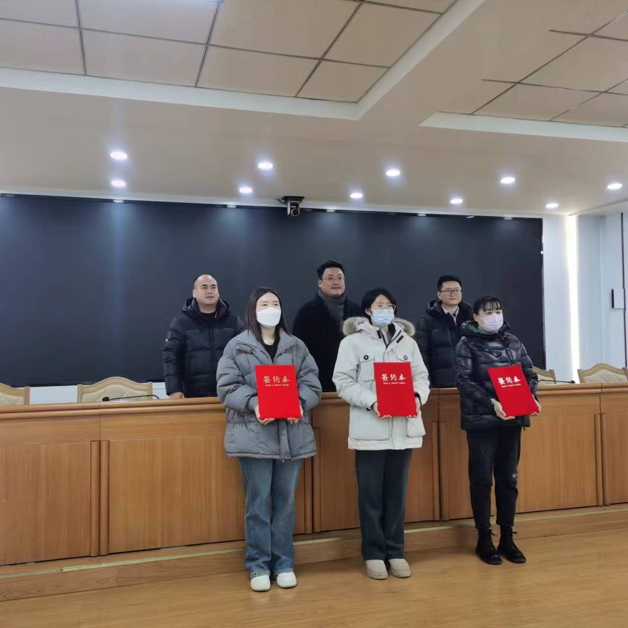 最新动态 | 颁发聘任证书 华融人民调解中心再添新力量